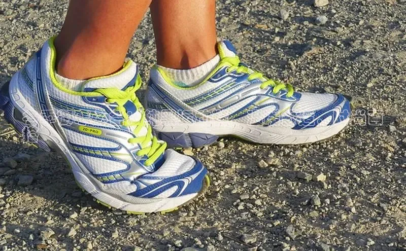 米兰体育全站app官网每日互动冬季御寒必备：纯黑运动鞋，温暖舒适，时尚百
搭