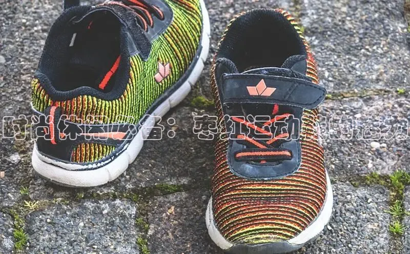 米兰app官方app下载度小满支付时尚休闲必备：枣红运动鞋的魅力