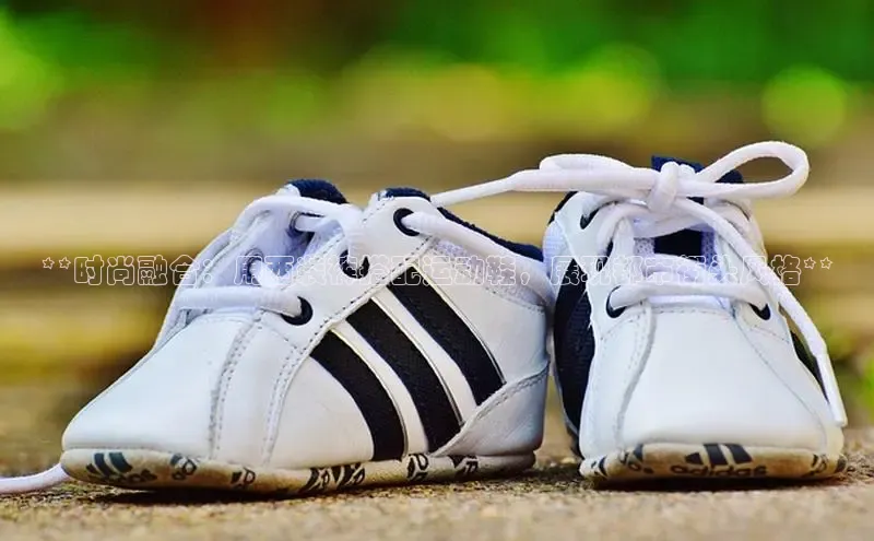 米兰app官方app下载百度集团**时尚融合：用西装裤搭配运动鞋，展现都市街头风格**